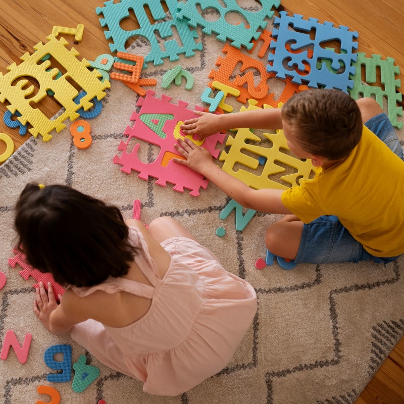 Niños jugando con letras
