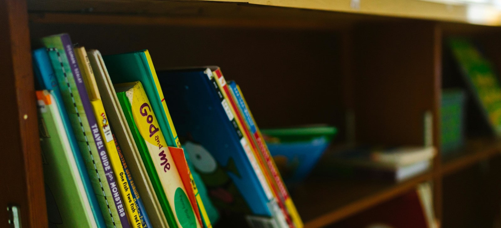 Estantería de libros infantiles